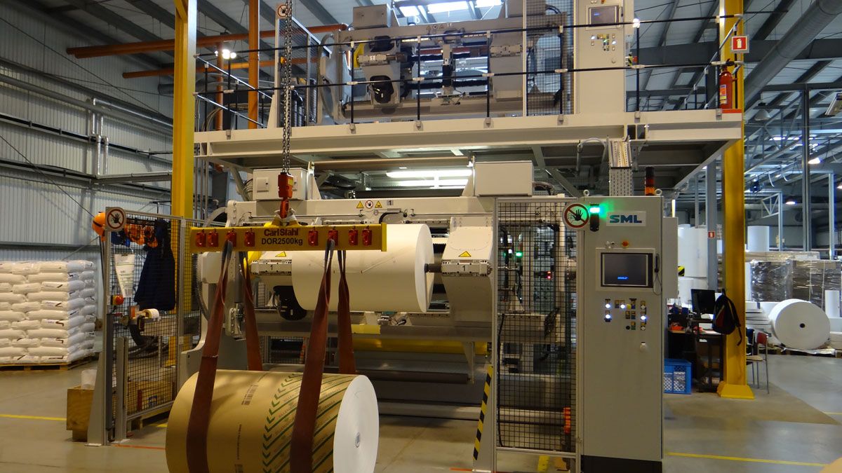 Linia produkcyjna z rolą materiału barierowego